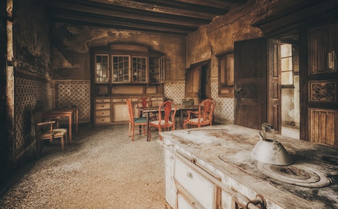 Vivienda antigua antes de reformar con cocina y carpinterías a revisar